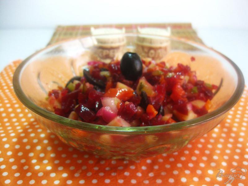 Фото приготовление рецепта: Салат с маслинами и свеклой шаг №9
