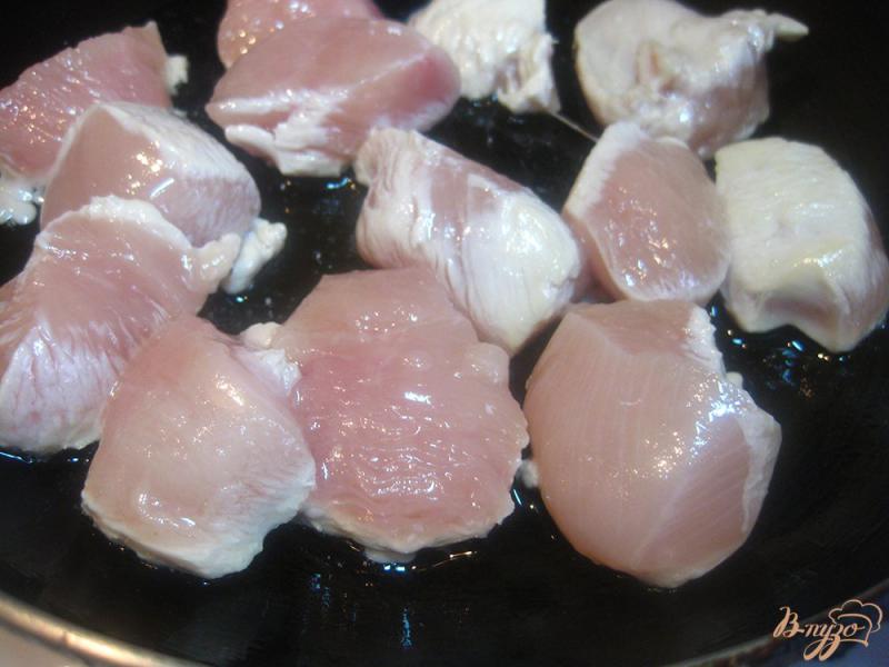 Фото приготовление рецепта: Курица в сметанном соусе шаг №4