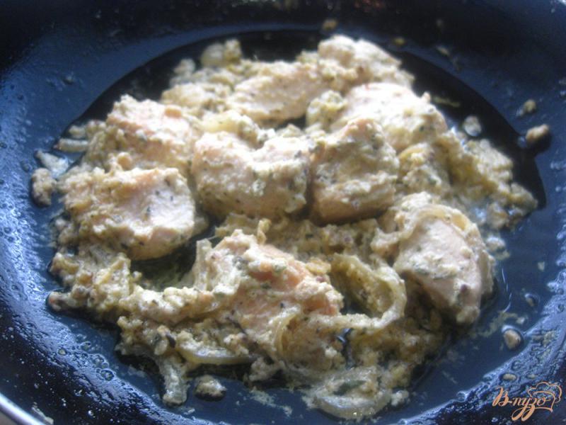 Фото приготовление рецепта: Курица в сметанном соусе шаг №10