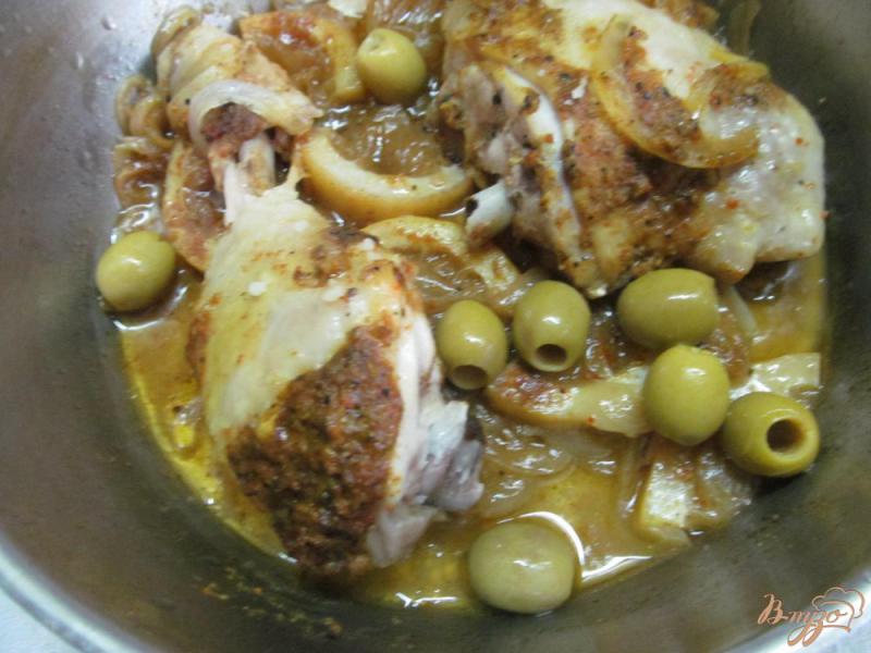 Фото приготовление рецепта: Маракканская курица с оливками шаг №7