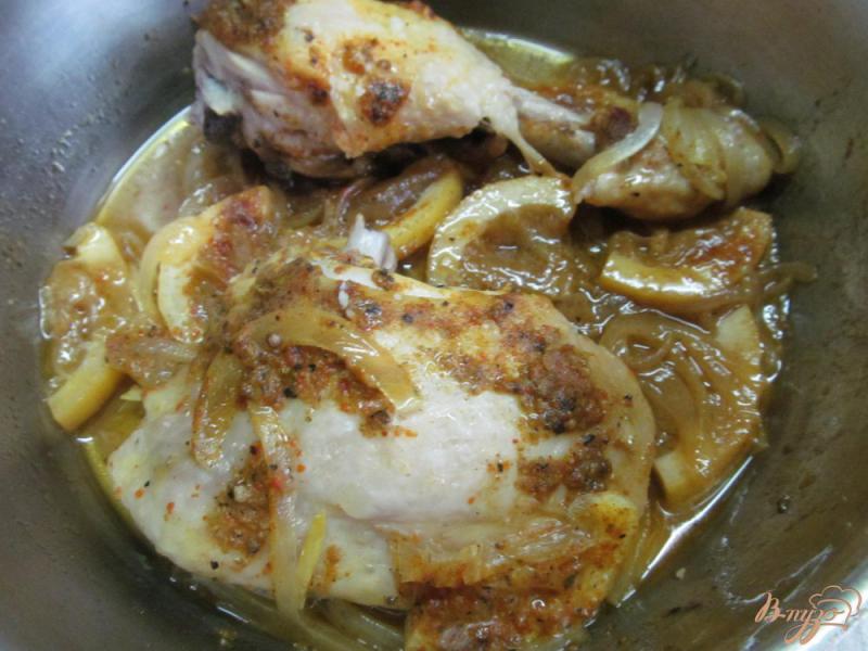 Фото приготовление рецепта: Маракканская курица с оливками шаг №6