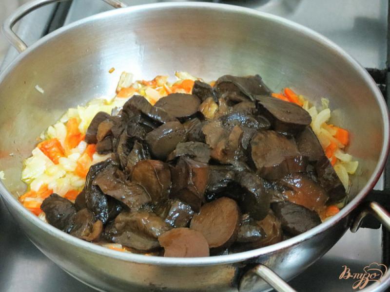 Фото приготовление рецепта: Суп с лесными грибами и вермишелью шаг №5