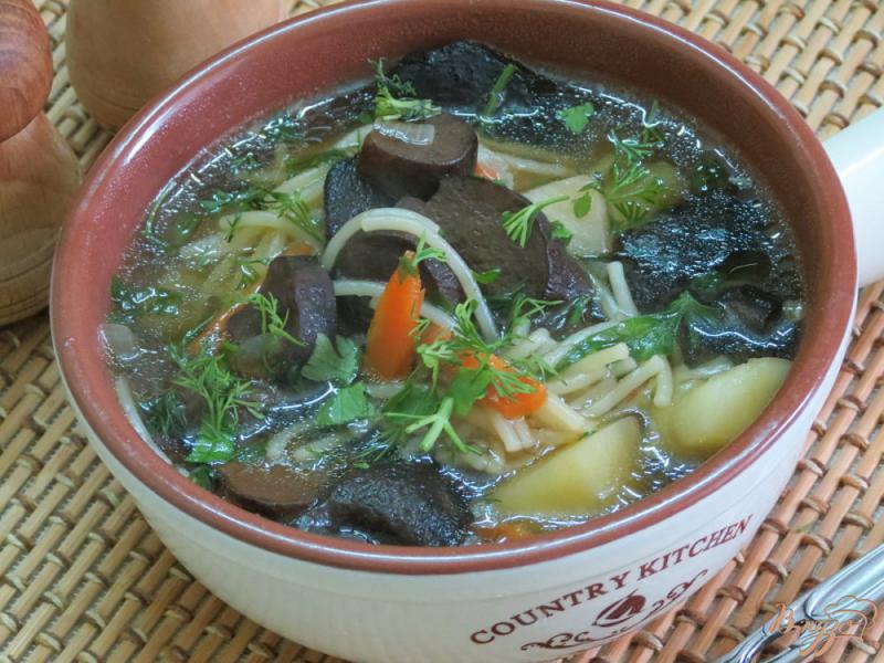 Фото приготовление рецепта: Суп с лесными грибами и вермишелью шаг №9