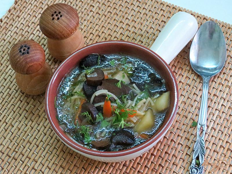 Фото приготовление рецепта: Суп с лесными грибами и вермишелью шаг №10
