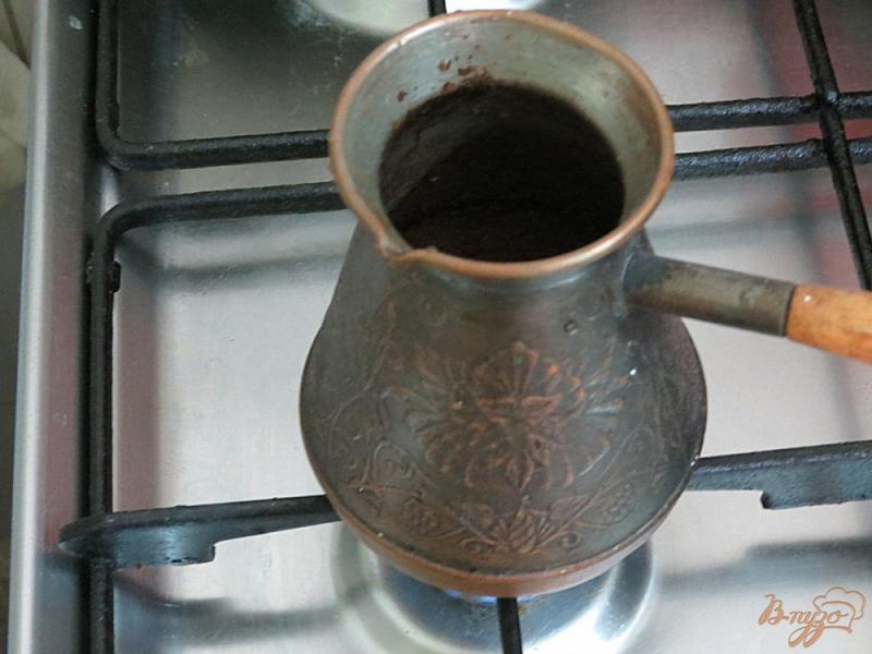 Фото приготовление рецепта: Кофе с шоколадом и молоком шаг №3