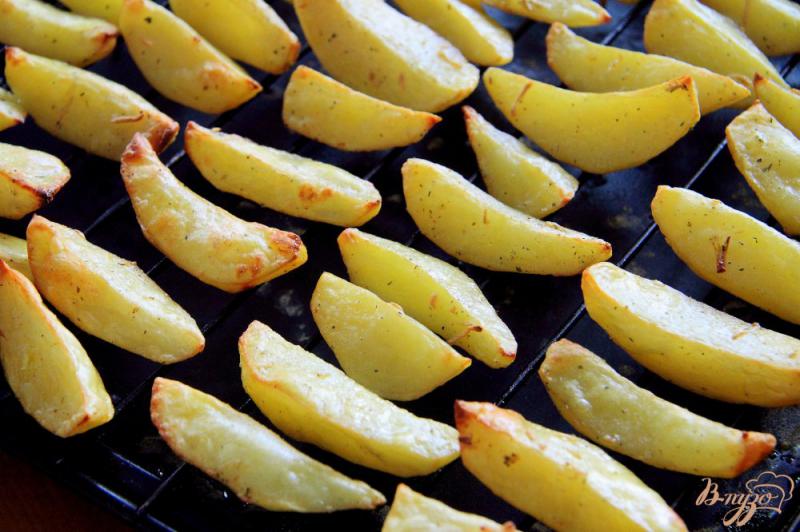 Фото приготовление рецепта: Картофель дольками, запеченный в духовке шаг №5