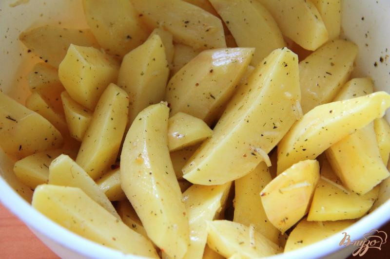 Фото приготовление рецепта: Картофель дольками, запеченный в духовке шаг №3