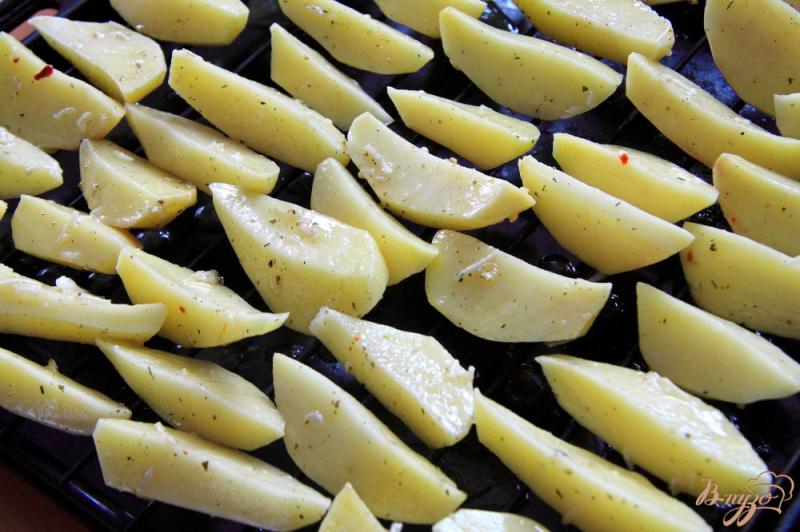 Фото приготовление рецепта: Картофель дольками, запеченный в духовке шаг №4