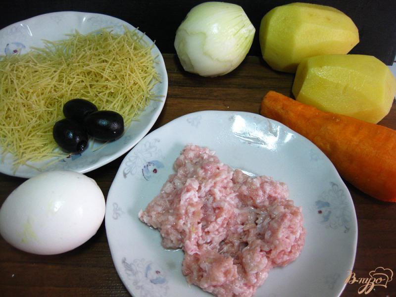 Фото приготовление рецепта: Суп с фрикадельками и маслинами шаг №1