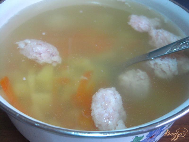 Фото приготовление рецепта: Суп с фрикадельками и маслинами шаг №7