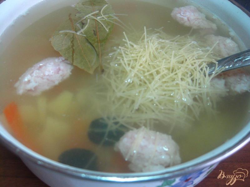 Фото приготовление рецепта: Суп с фрикадельками и маслинами шаг №8