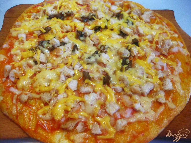 Фото приготовление рецепта: Пицца с сыром и курицей шаг №11