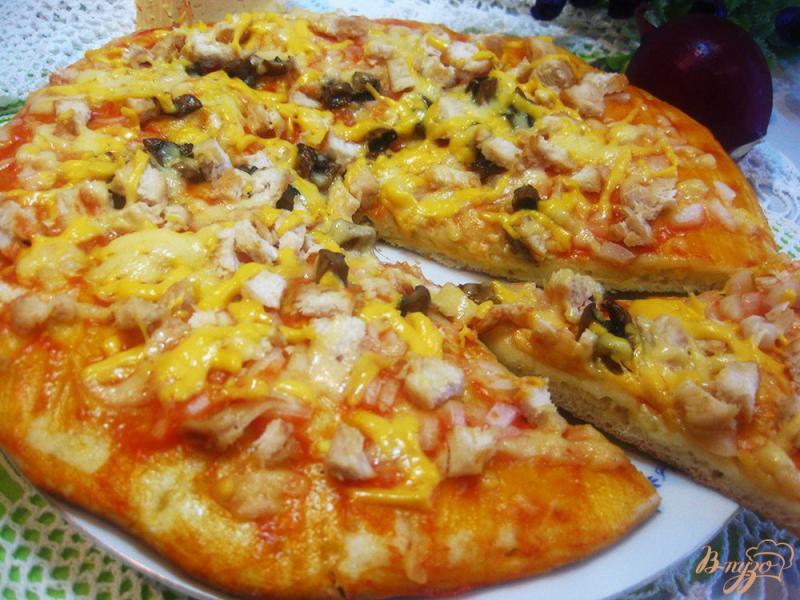 Фото приготовление рецепта: Пицца с сыром и курицей шаг №12