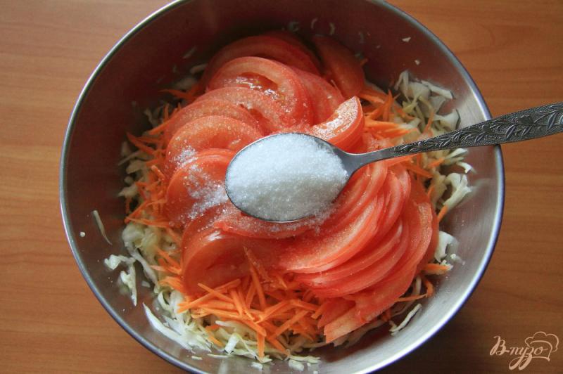 Фото приготовление рецепта: Салат со свежей капустой, морковью и помидорами шаг №5