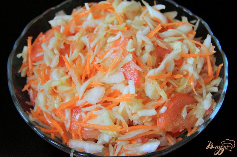 Фото приготовление рецепта: Салат со свежей капустой, морковью и помидорами шаг №9