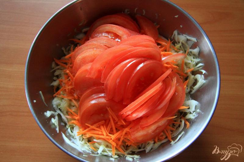 Фото приготовление рецепта: Салат со свежей капустой, морковью и помидорами шаг №4