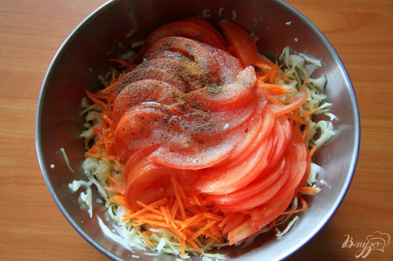 Фото приготовление рецепта: Салат со свежей капустой, морковью и помидорами шаг №8