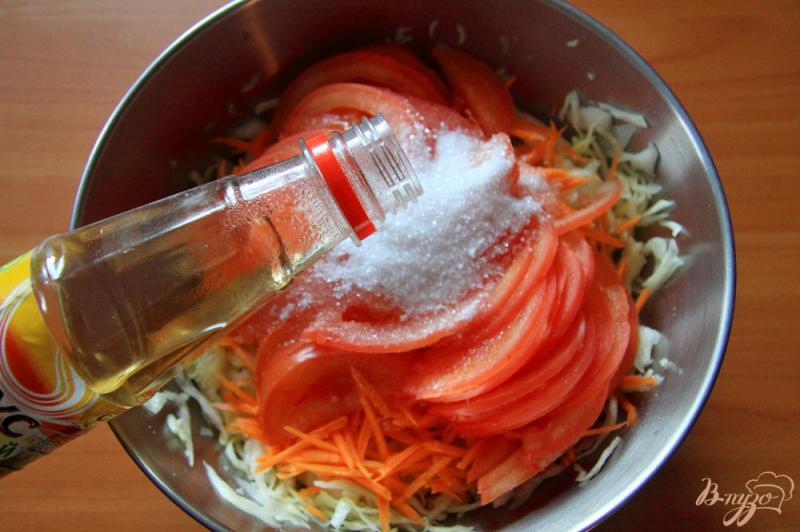 Фото приготовление рецепта: Салат со свежей капустой, морковью и помидорами шаг №6