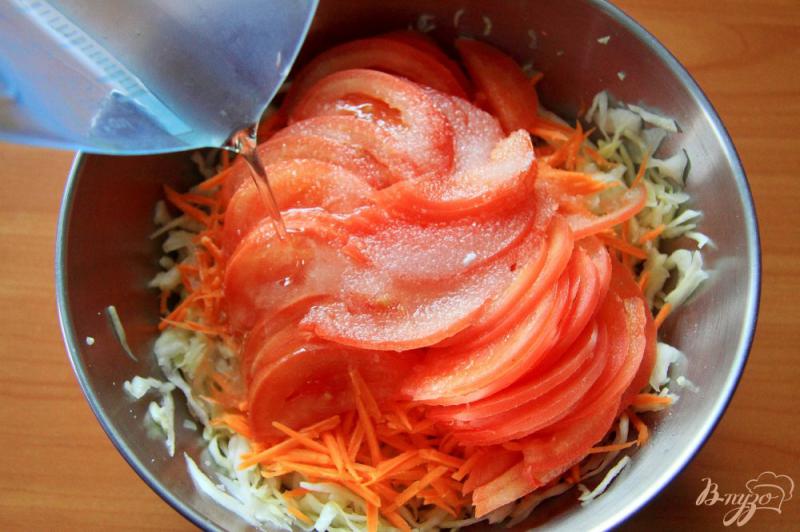 Фото приготовление рецепта: Салат со свежей капустой, морковью и помидорами шаг №7