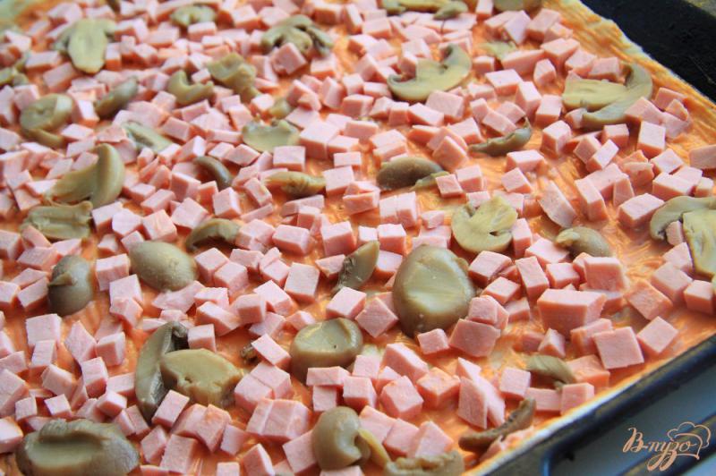 Фото приготовление рецепта: Пицца с маринованными шампиньонами и колбасой шаг №10