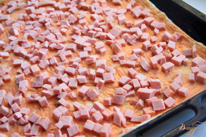 Фото приготовление рецепта: Пицца с маринованными шампиньонами и колбасой шаг №9