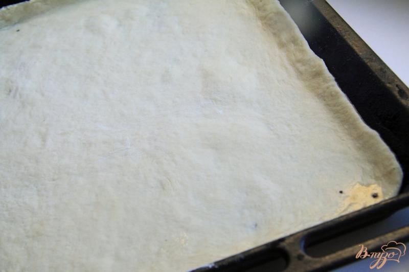 Фото приготовление рецепта: Пицца с маринованными шампиньонами и колбасой шаг №8