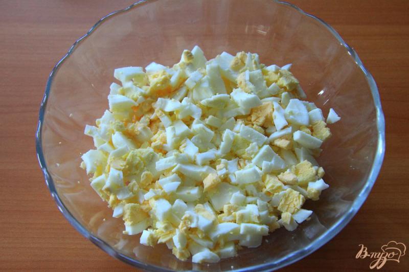 Фото приготовление рецепта: Салат с зеленым луком, яйцами и сыром шаг №1