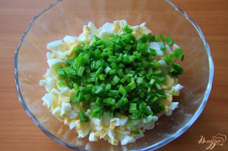 Фото приготовление рецепта: Салат с зеленым луком, яйцами и сыром шаг №2
