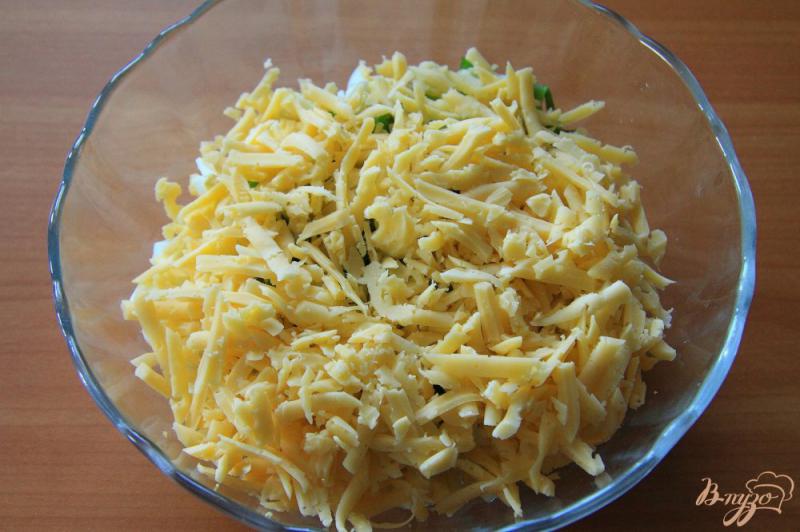 Фото приготовление рецепта: Салат с зеленым луком, яйцами и сыром шаг №3