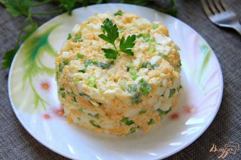 Фото приготовление рецепта: Салат с зеленым луком, яйцами и сыром шаг №5