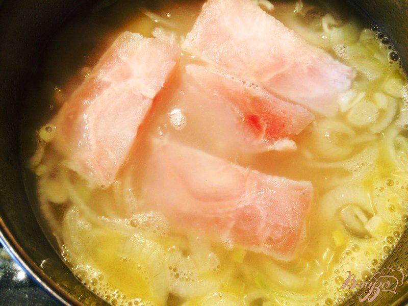 Фото приготовление рецепта: Суп-пюре из шпината с кусочками хека шаг №3