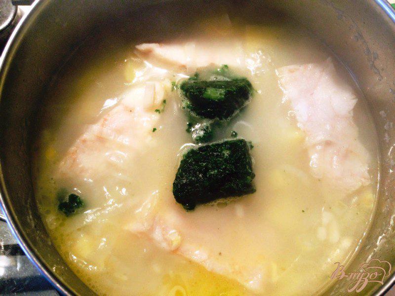 Фото приготовление рецепта: Суп-пюре из шпината с кусочками хека шаг №4