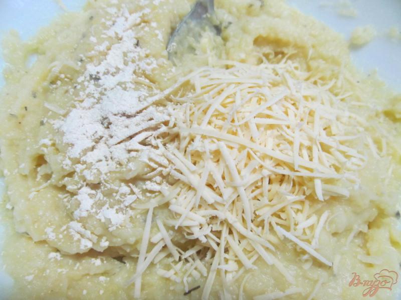 Фото приготовление рецепта: Картофельные оладьи с кукурузной крупой шаг №4