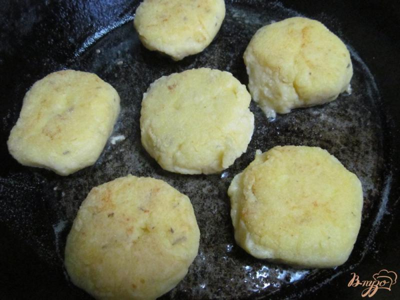Фото приготовление рецепта: Картофельные оладьи с кукурузной крупой шаг №6