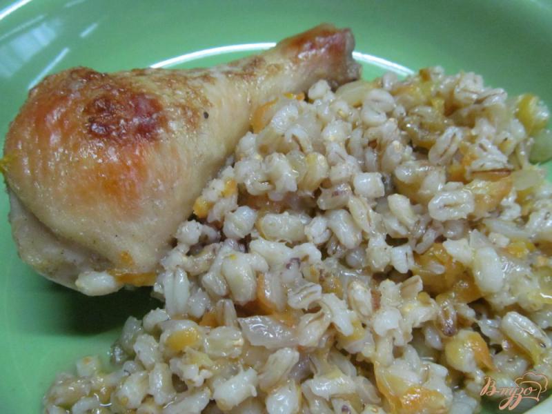 Фото приготовление рецепта: Запеченная курица с перловкой шаг №9