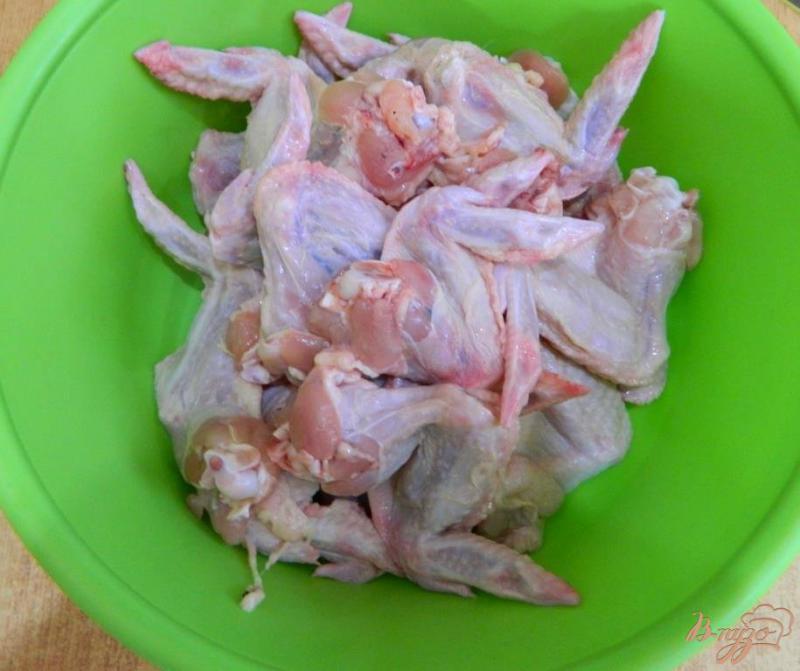 Фото приготовление рецепта: Крылышки в луково-чесночном маринаде шаг №1