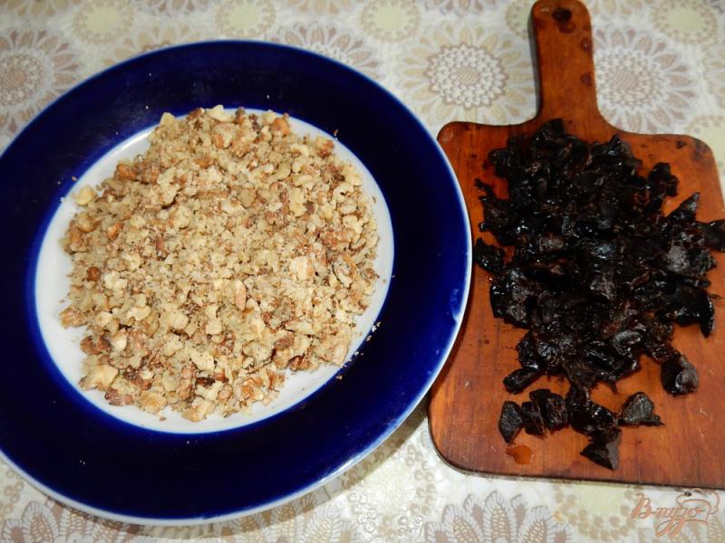 Фото приготовление рецепта: Тортик с грецкими орехами и черносливом шаг №5