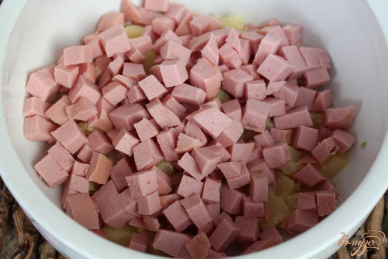 Фото приготовление рецепта: Зимний салат с картофелем, колбасой, чесноком и сыром шаг №2