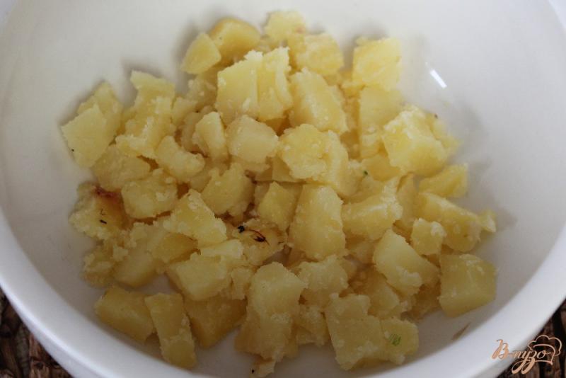 Фото приготовление рецепта: Зимний салат с картофелем, колбасой, чесноком и сыром шаг №1