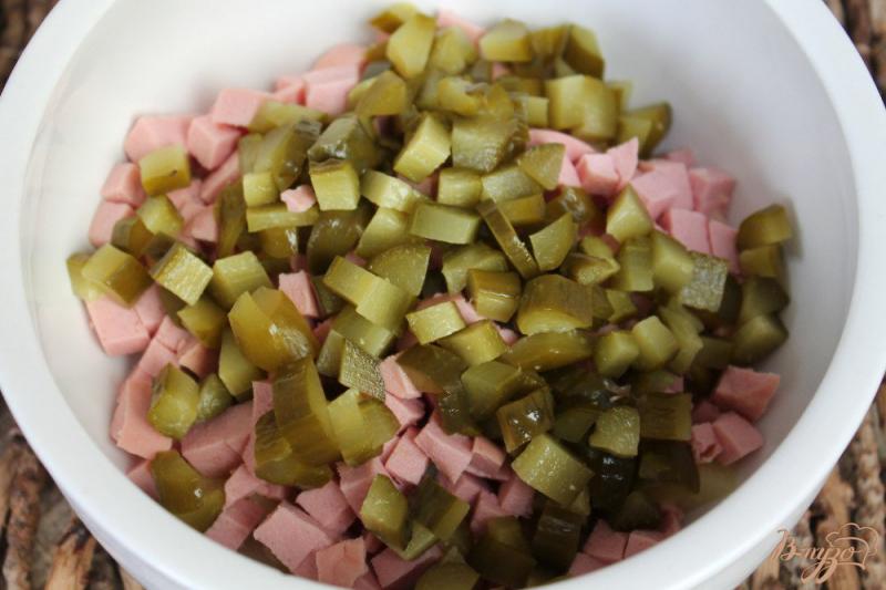 Фото приготовление рецепта: Зимний салат с картофелем, колбасой, чесноком и сыром шаг №3
