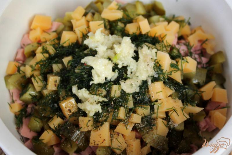 Фото приготовление рецепта: Зимний салат с картофелем, колбасой, чесноком и сыром шаг №5