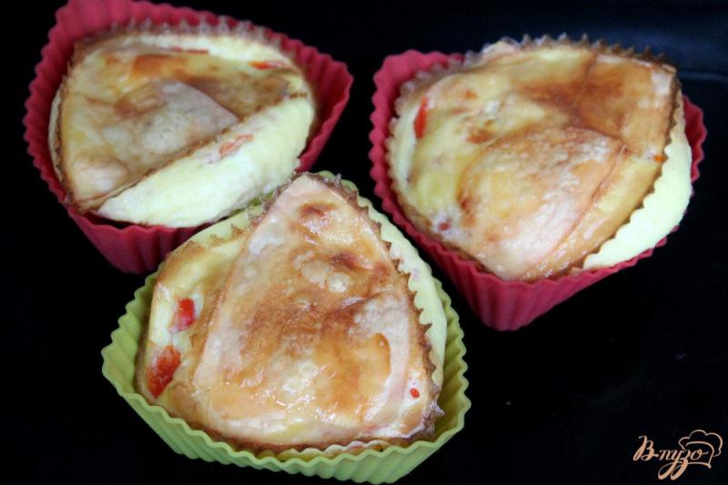 Фото приготовление рецепта: Порционный омлет в духовке, с перцем и сыром шаг №5
