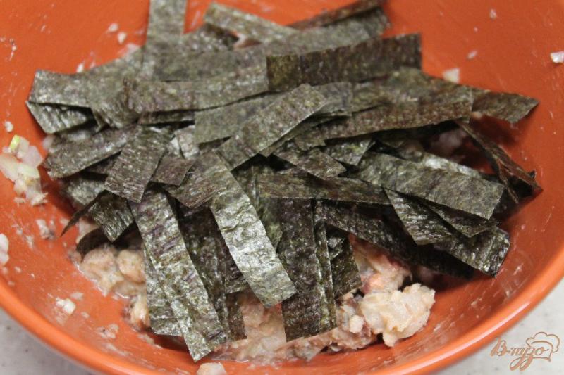 Фото приготовление рецепта: Рыбный салат с водорослями нори и сыром шаг №3