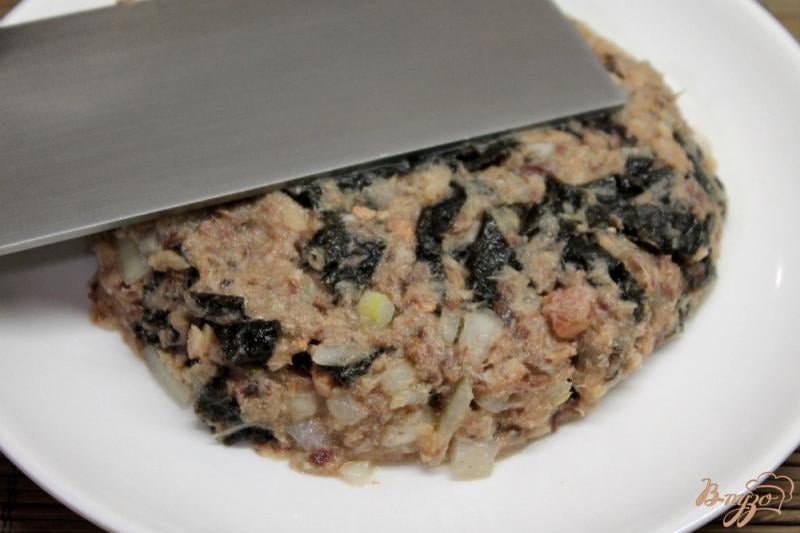 Фото приготовление рецепта: Рыбный салат с водорослями нори и сыром шаг №4