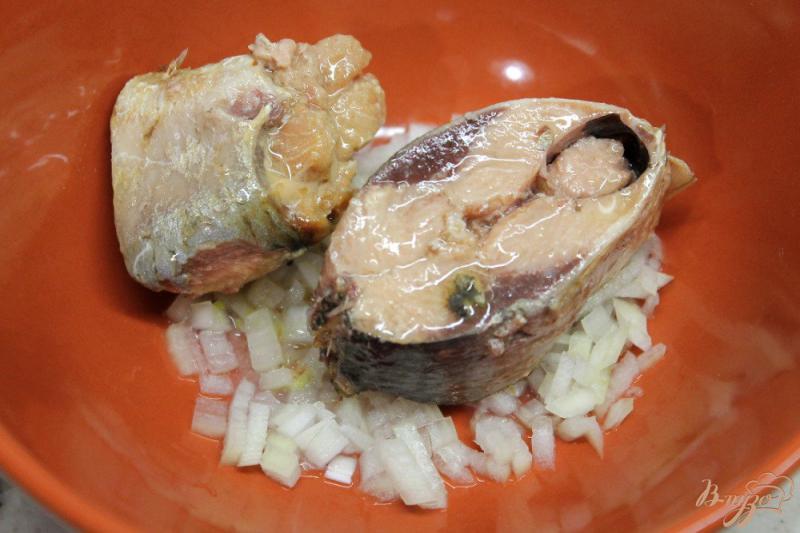 Фото приготовление рецепта: Рыбный салат с водорослями нори и сыром шаг №2