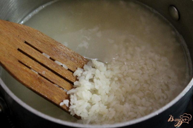 Фото приготовление рецепта: Гарнирный рис с перцем и чесночными стрелами шаг №1