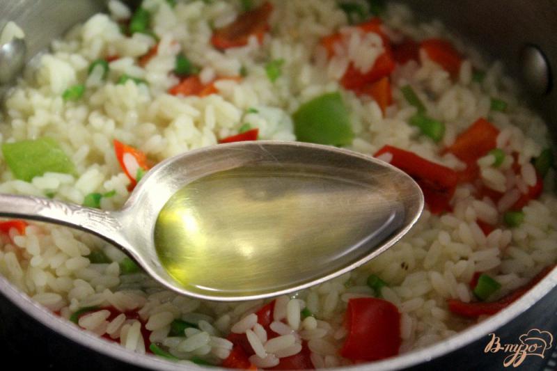 Фото приготовление рецепта: Гарнирный рис с перцем и чесночными стрелами шаг №5