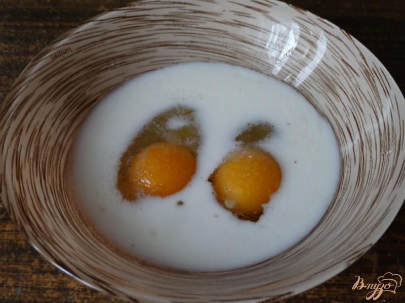 Фото приготовление рецепта: Сладкие гренки с персиковым вареньем шаг №1