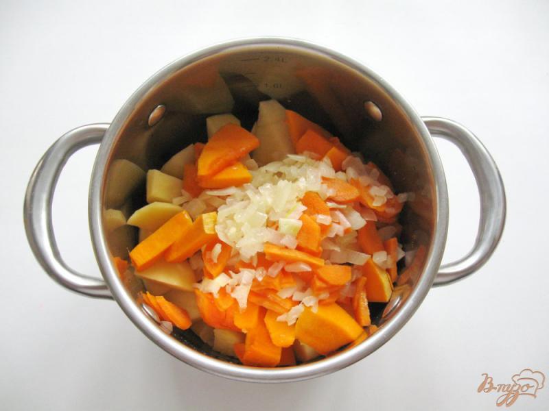 Фото приготовление рецепта: Суп-крем из картофеля, зеленого горошка и кукурузы шаг №3