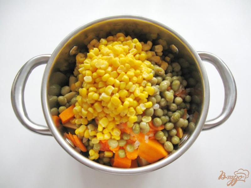 Фото приготовление рецепта: Суп-крем из картофеля, зеленого горошка и кукурузы шаг №5